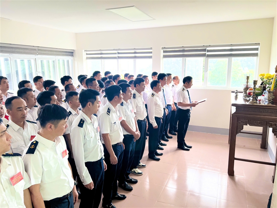 Đảng bộ làm lễ báo công với Bác trước giờ Đại hội