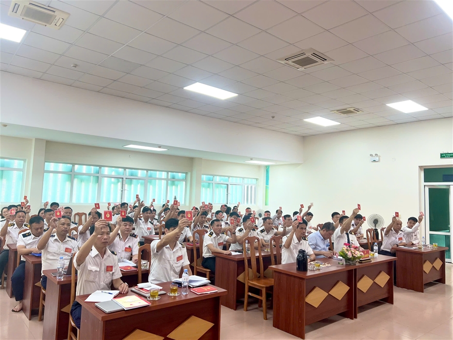 Đảng viên biểu quyết tại Đại hội