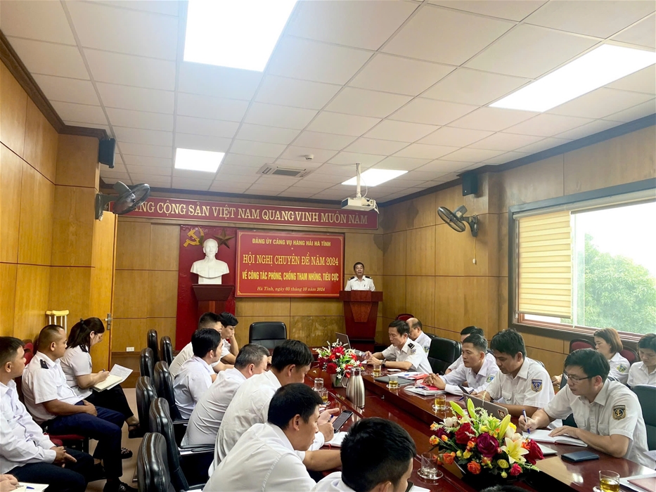 Đồng chí Nguyễn Đức Tùng - Bí thư Đảng bộ đã trình bày nội dung lý luận và thực tiễn đấu tranh phòng chống tham nhũng của Đảng và Nhà nước ta qua cuốn sách “Kiên quyết, kiên trì đấu tranh phòng, chống tham nhũng, tiêu cực, góp phần xây dựng Đảng và Nhà nước ta ngày càng trong sạch, vững mạnh” của cố Tổng Bí thư Nguyễn Phú Trọng